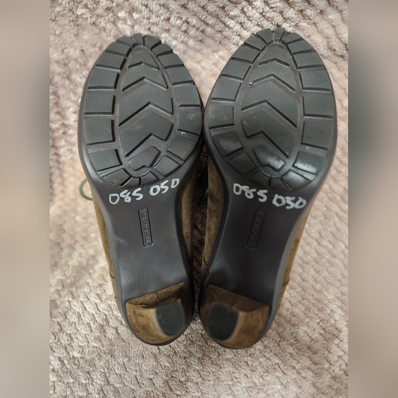 Tahari Suede heels - Picture 9 of 11